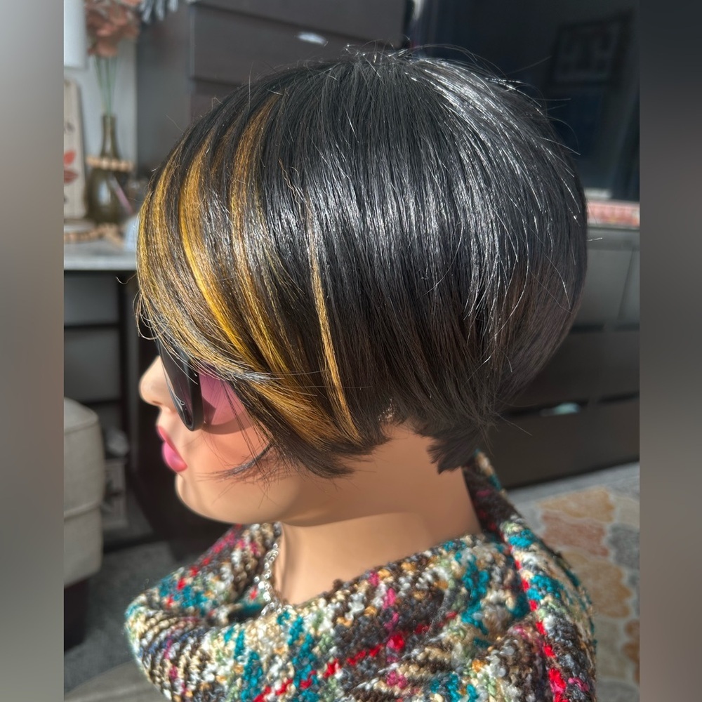 ✨NEW Women's Short Pixie Bob Wig - Black and Gold Highlights - Picture 7 of 14